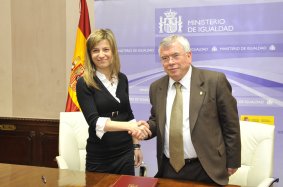 El Presidente de la FEMP y la Ministra de Igualdad tras la firma del convenio de colaboración